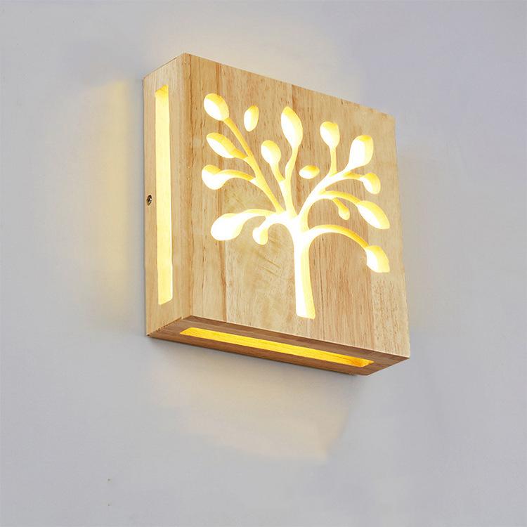 Moderne kreative LED-Wandleuchte aus Massivholz mit Happy Tree- und Geweihmuster