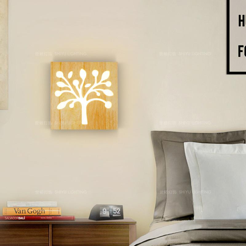 Moderne kreative LED-Wandleuchte aus Massivholz mit Happy Tree- und Geweihmuster