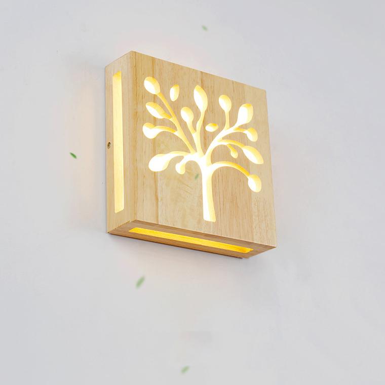 Moderne kreative LED-Wandleuchte aus Massivholz mit Happy Tree- und Geweihmuster