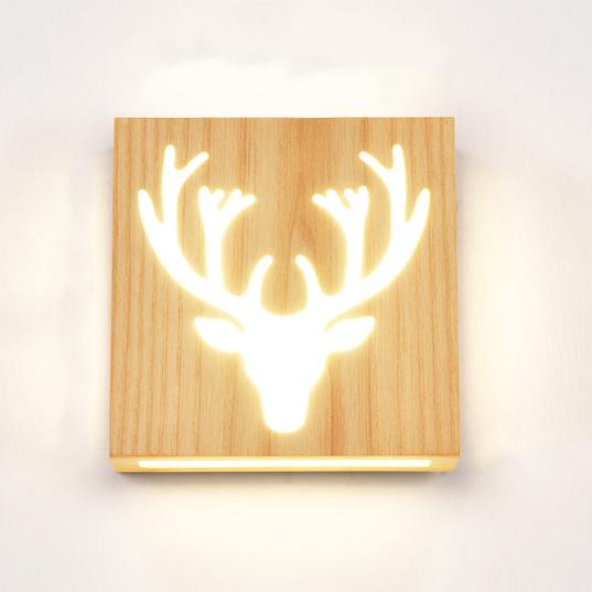 Moderne kreative LED-Wandleuchte aus Massivholz mit Happy Tree- und Geweihmuster