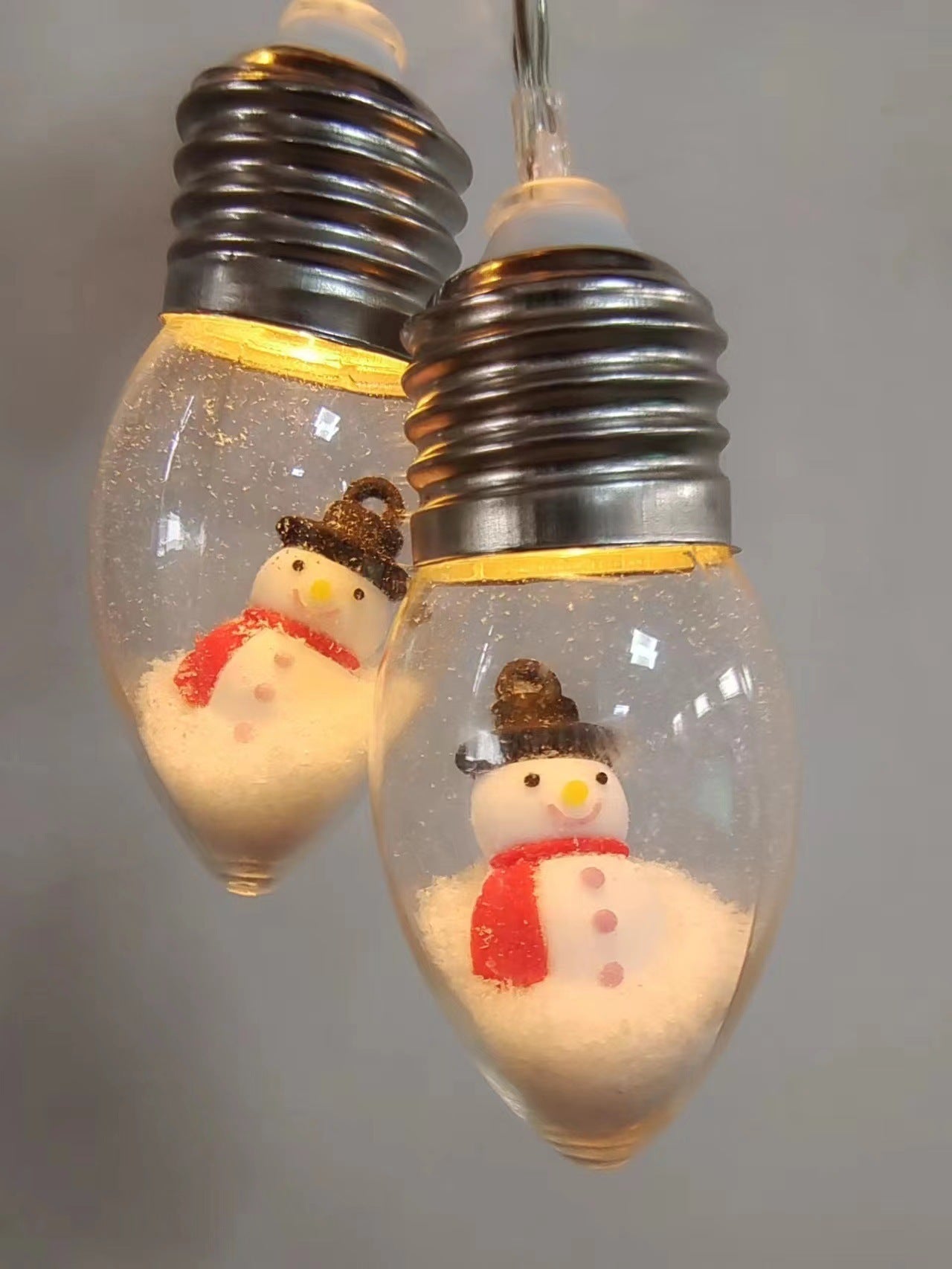 Weihnachtsbaum-Lichterkette mit Cartoon-Schneemann-Ornamenten – Dekor