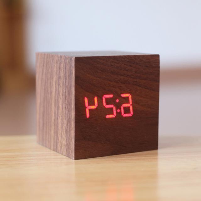 Moderne digitale Holz Uhr